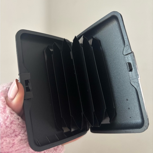 🔴 3 x $15 | Wallet Credit Card Anti-RFID Scanning Hard Case - Picture 7 of 8